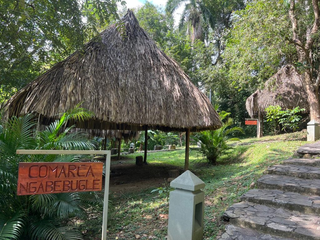Piazza Indigena Mi Pueblito comarca Ngabebugle