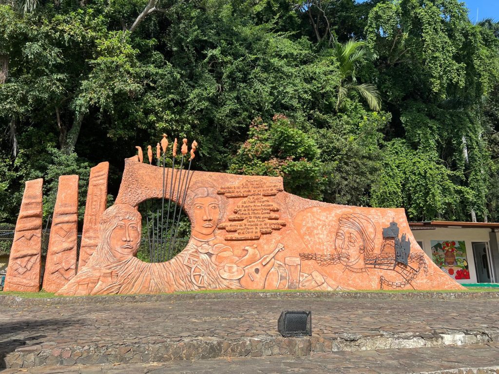 Mi Pueblito Panama Monumento a las tres vulturas