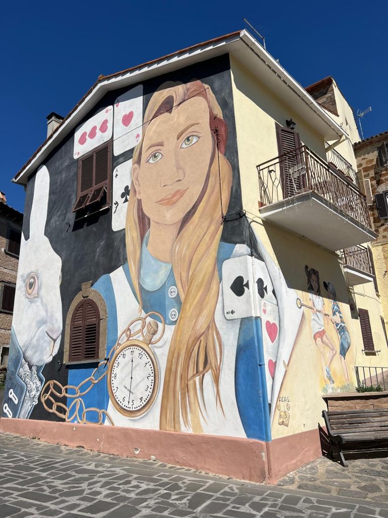 Paese delle Fiabe  Alice nel Pese delle Meraviglie Tina Loiodice murales