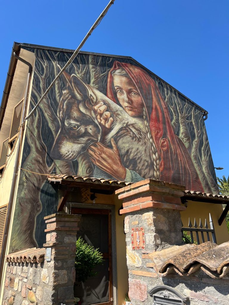 murales Cappuccetto Rosso Paese delle Fiabe Viterbo
