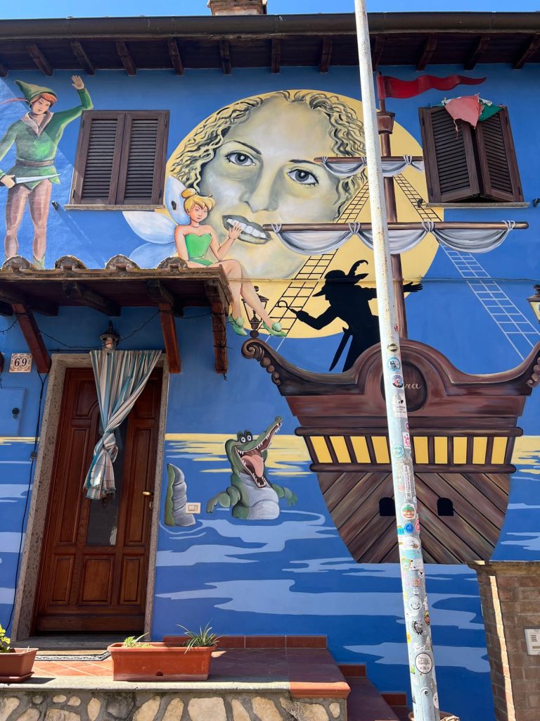 Paese delle Fiabe  murales Peter Pan