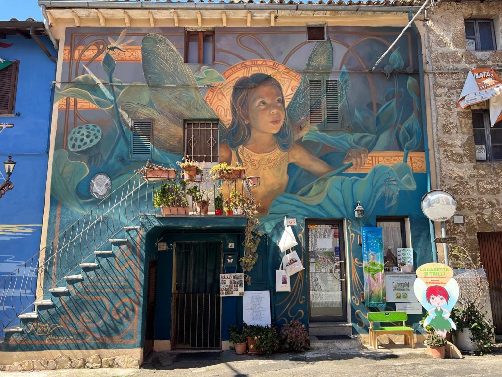 Murales di Trilli negozio associazione Paese delle Fiabe Viterbo