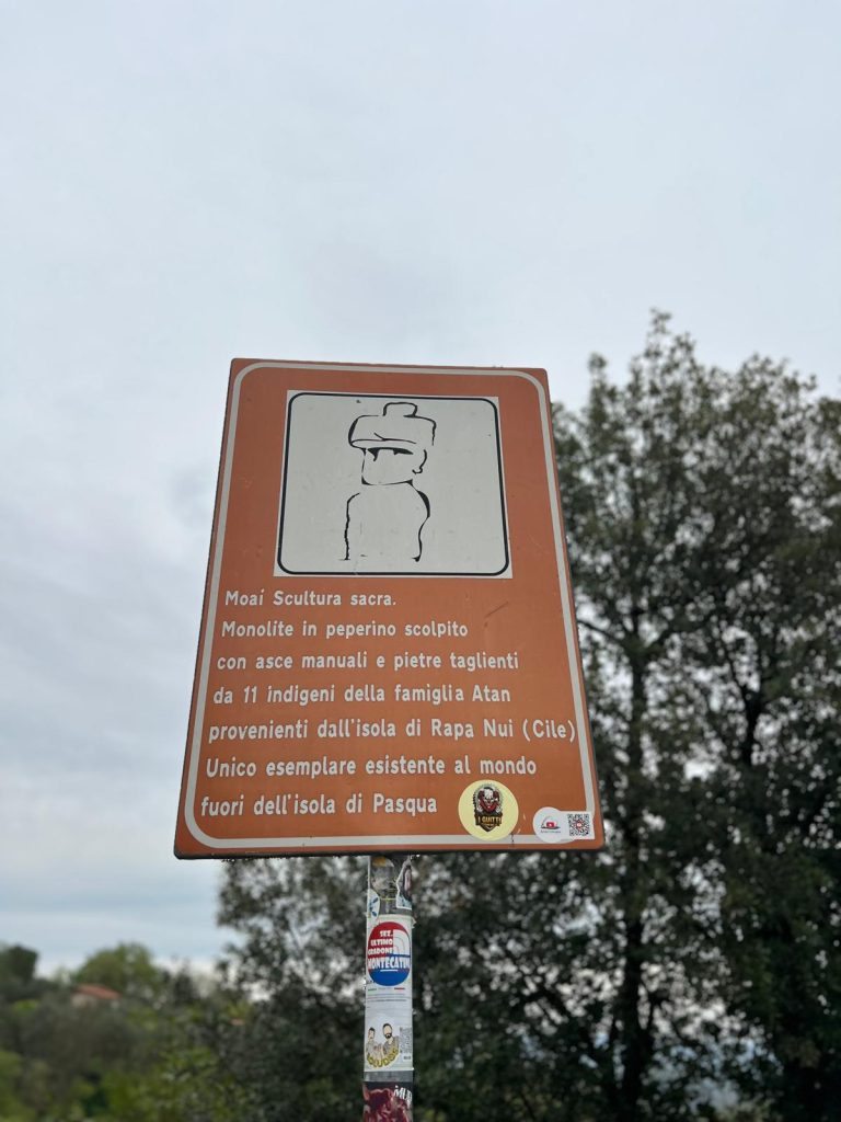 Cartello Statua Moai Vitorchiano