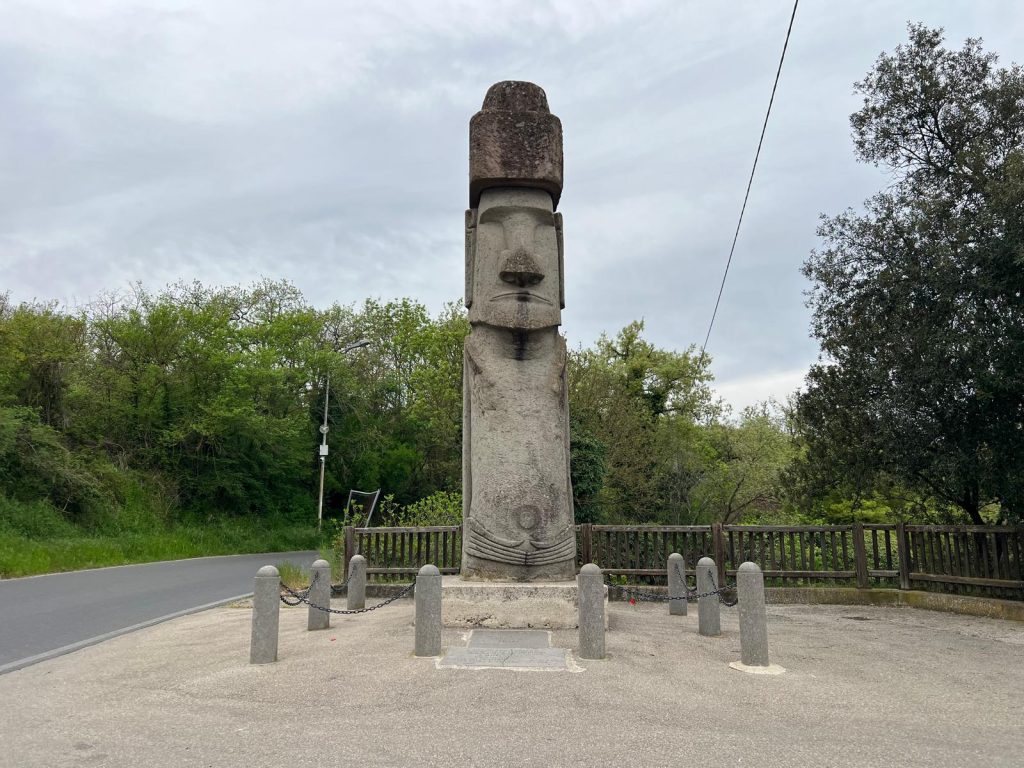 Statua del Moai di Vitorchiano