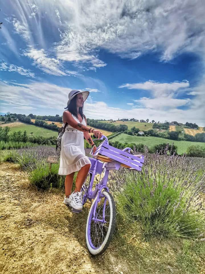 Simona in un campo di lavanda