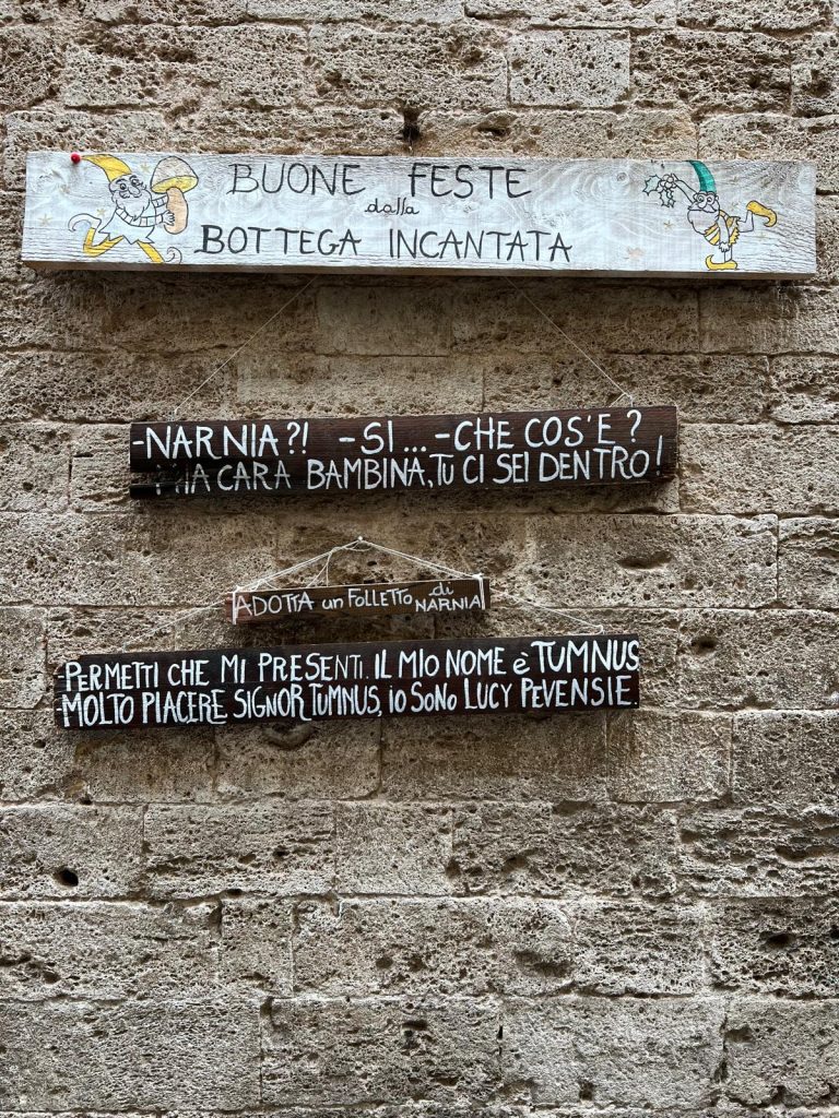 Cartelli fuori da la Bottega Incantata Narni che indicano Narnia