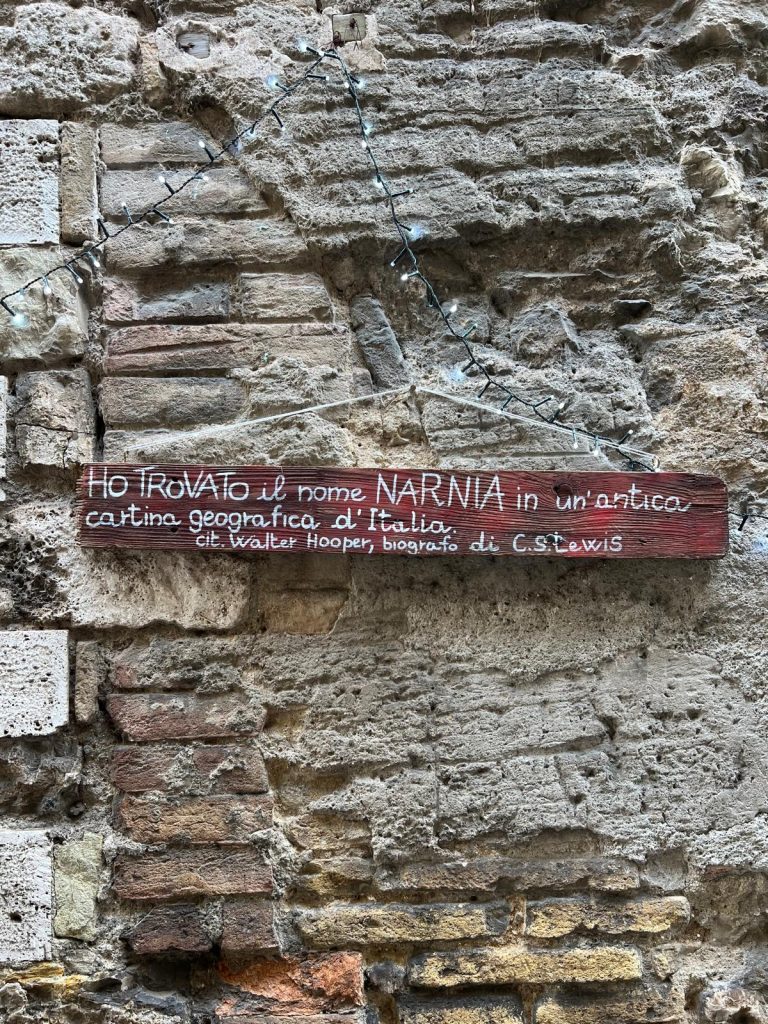 Cartelli fuori da la Bottega Incantata Narni che indicano Narnia