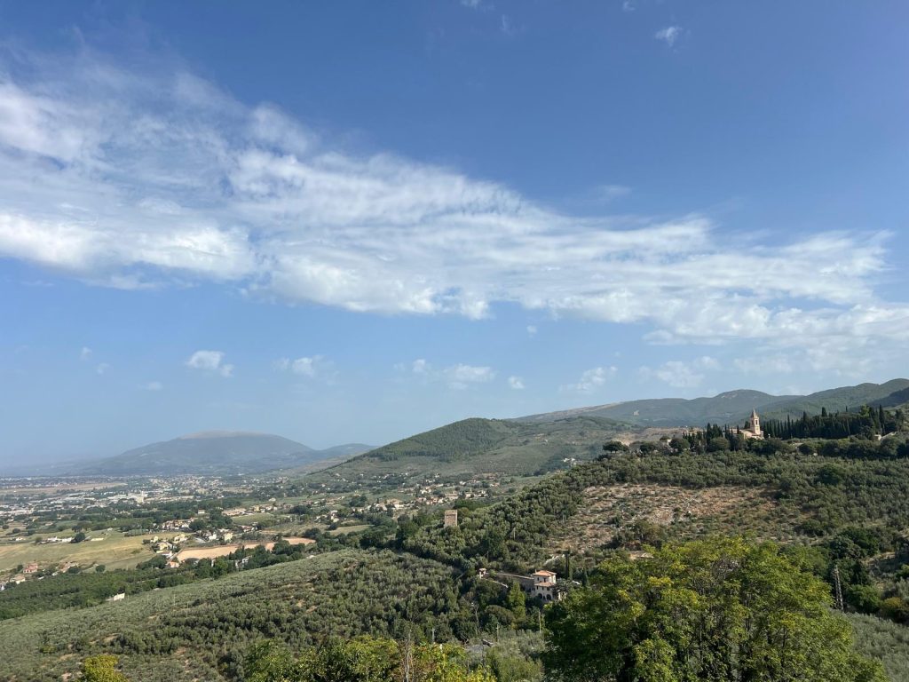 Panorama sulla Valle Umbra di fronte al Complesso Museale San Francesco di Trevi