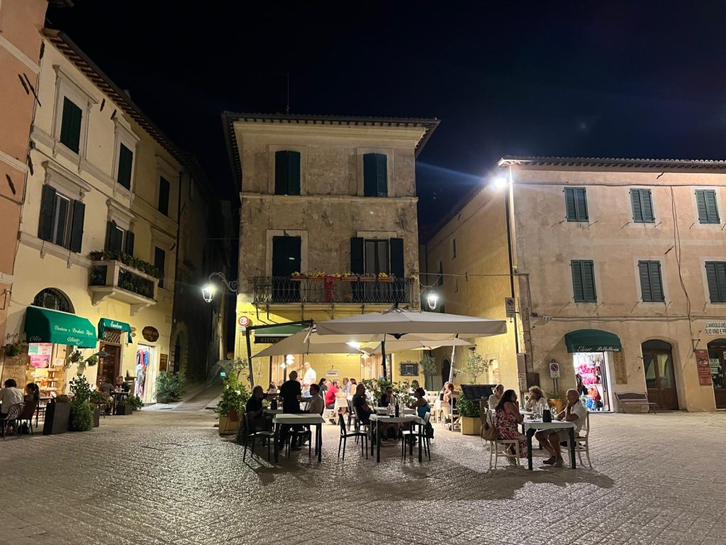 Piazza Mazzini Trevi e il ristorante delle Camere della Vecchia Posta