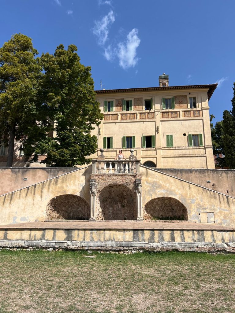 Scalinata esterna Villa Fabri Trevi